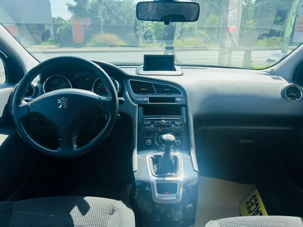 PEUGEOT 5008