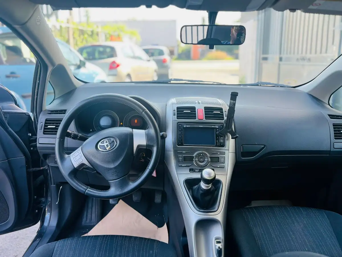 TOYOTA AURIS