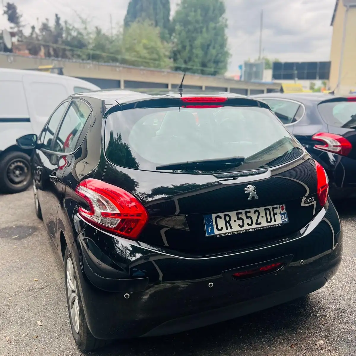 PEUGEOT 208